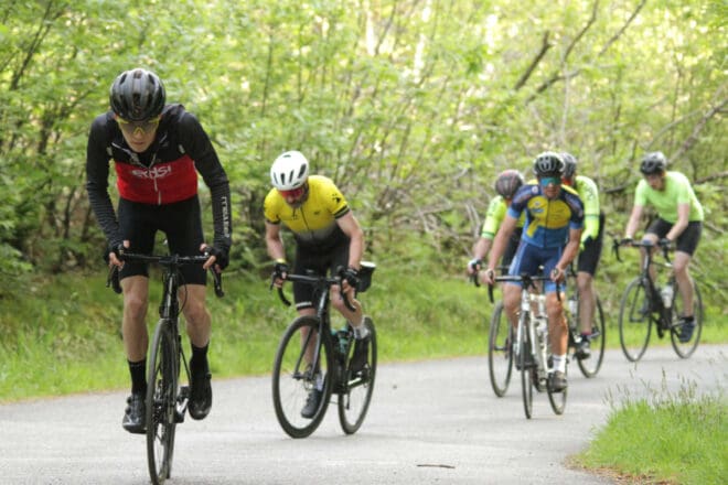 Cyclistes sur une cote lors du challenge des grimpeurs