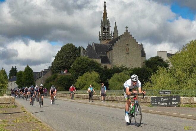 Photo d'un peloton à la cyclosportive Coeur de Bretagne