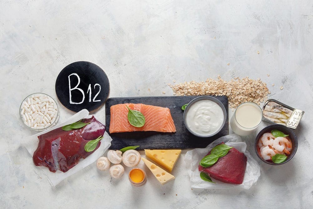 Aliments riches en vitamine B12 : abats, saumon et poissons gras, produits laitiers, compléments alimentaires