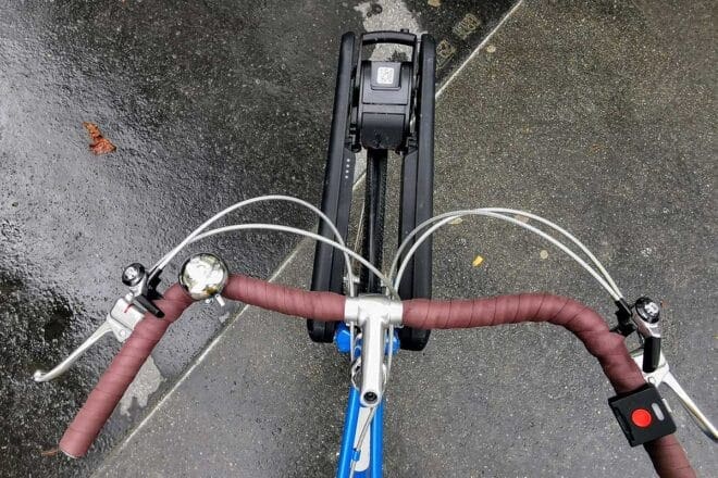 clip bike installé sur la roue avant avec télécommande