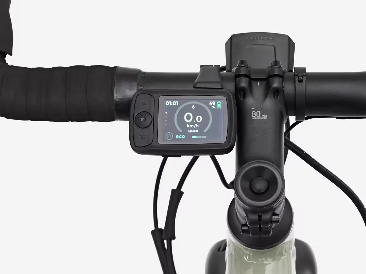 Écran couleur Ergo 920 TFT du Van Rysel E-GRVL AF Discover affichant la vitesse, le niveau d’assistance et l’autonomie.