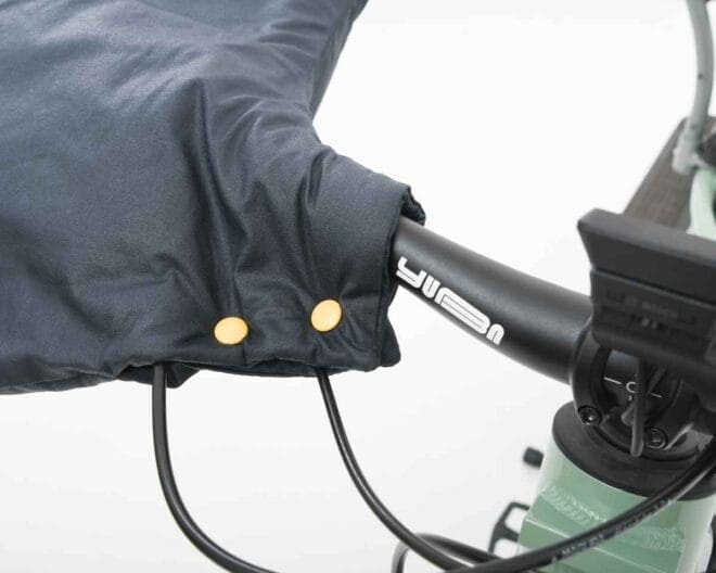 Détail sur les boutons pressions des manchons Yuba x Suzon et Suzette