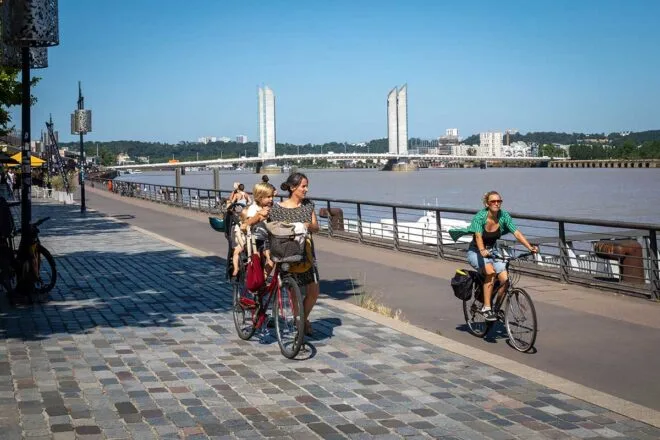 piste cyclable à bordeaux le long de la garonne