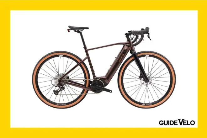 Vélo gravel électrique Van Rysel E-GRVL AF MD Brose Drive T Mag coloris marron chocolat, vu de profil avec batterie intégrée dans le cadre.
