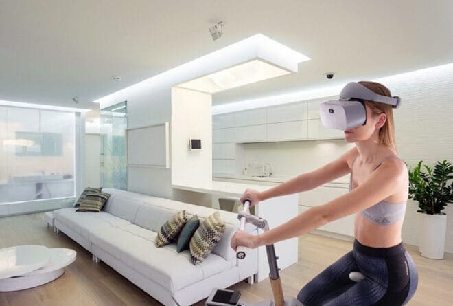 Femme sur un vélo d'appartement portant un casque de réalité virtuelle