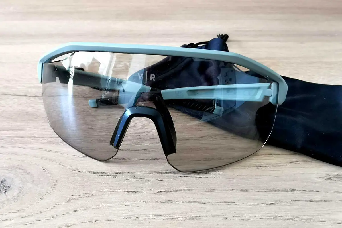 Les Van Rysel Roadr Perf 500 Light avec leur pochette de protection