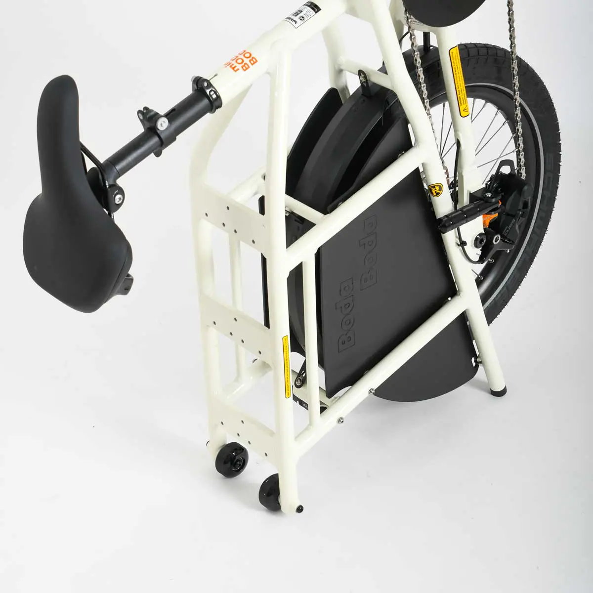 Des roulettes intégrées au rack arrière permettent de le stationner à la verticale