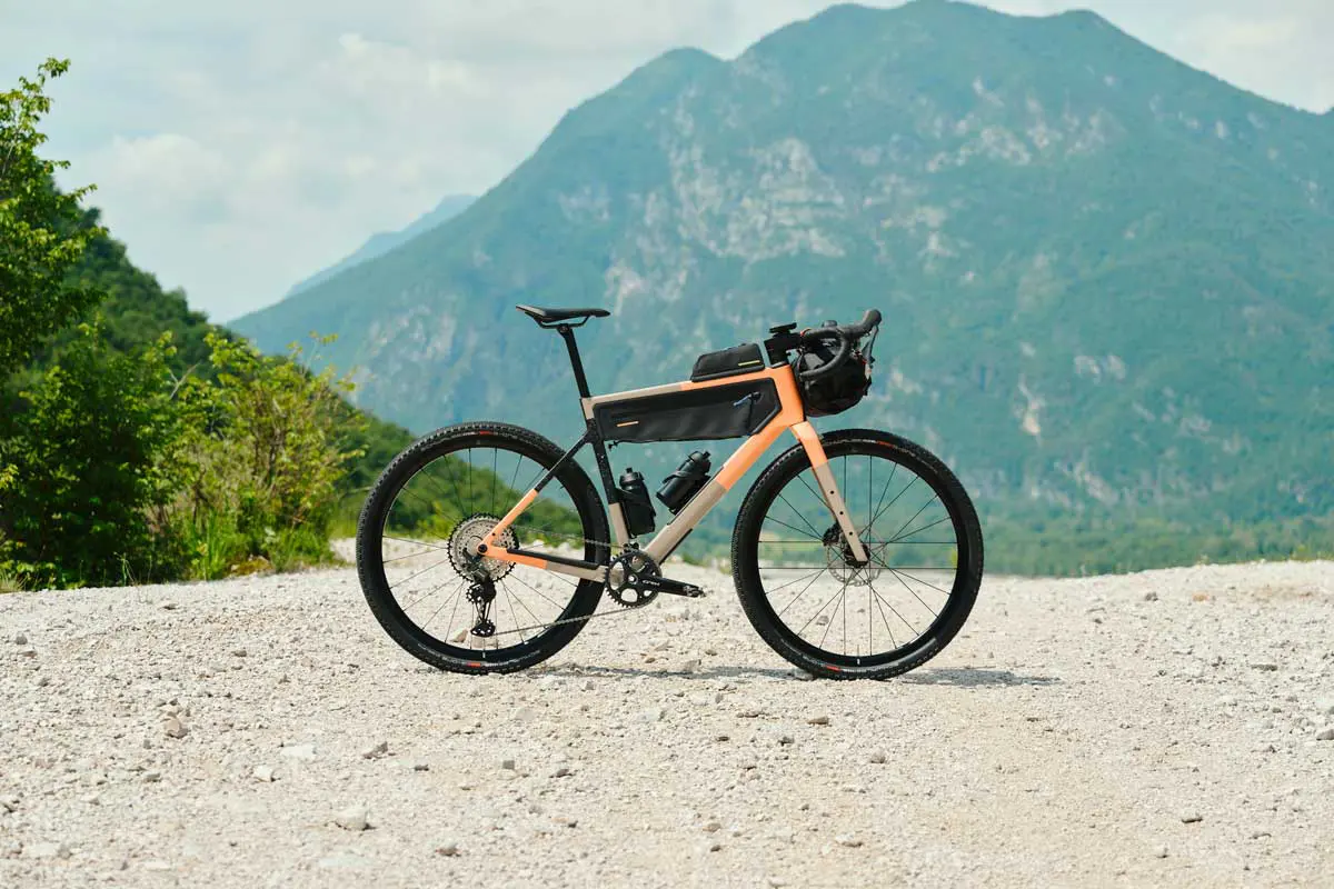 Vélo gravel Rose Bikes Backroad vu en entier, modèle polyvalent pour l’aventure