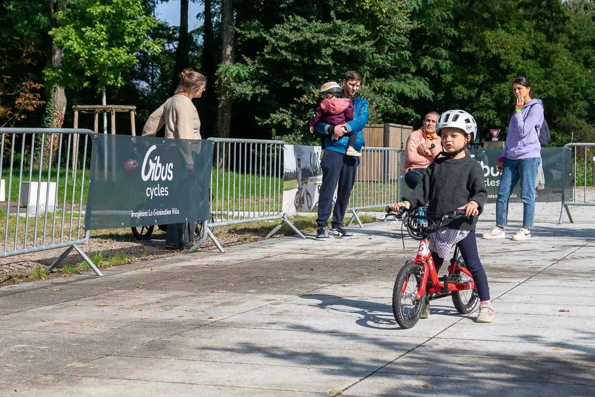 Enfant sur une draisienne Gibus