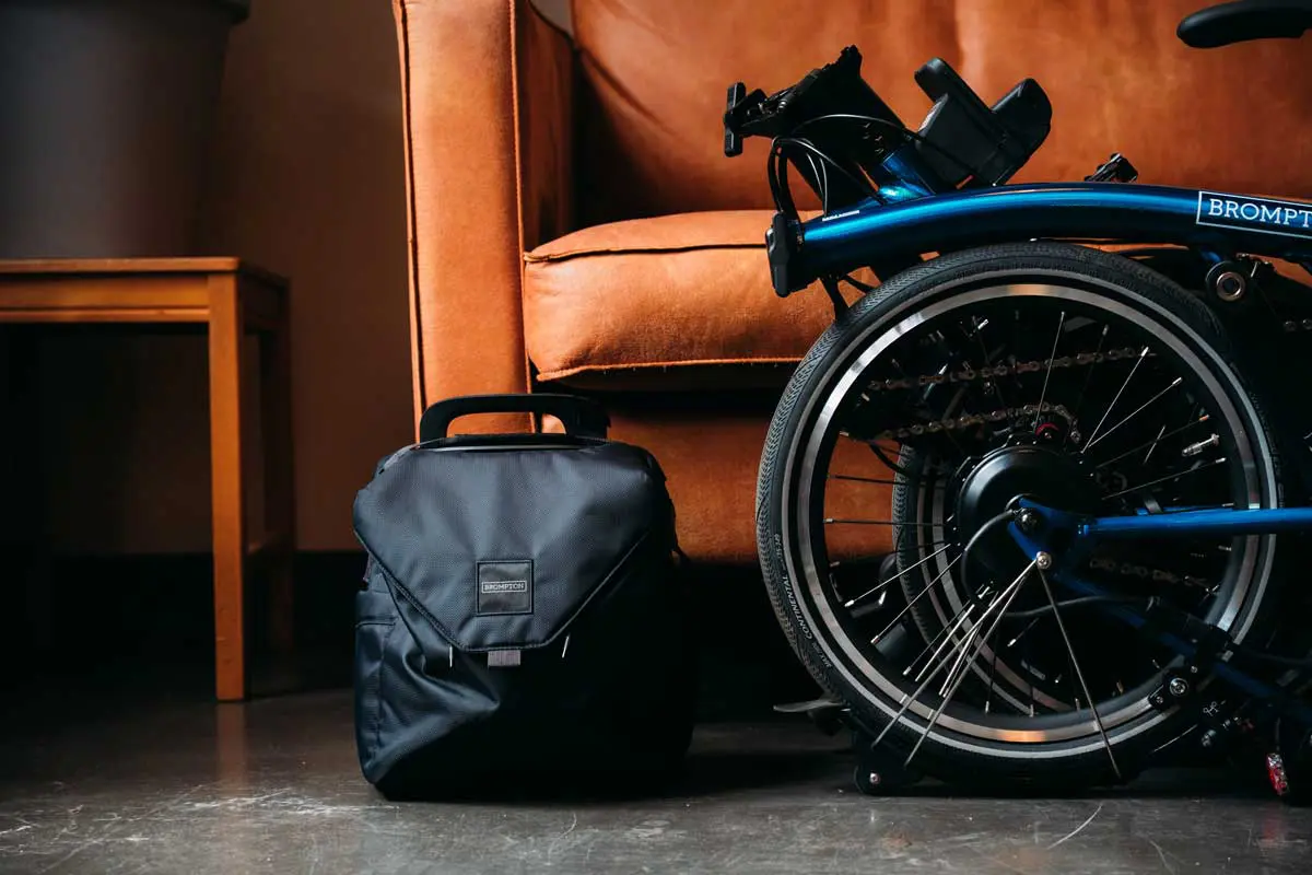 Brompton P-Line électrique avec sa batterie dans un sac