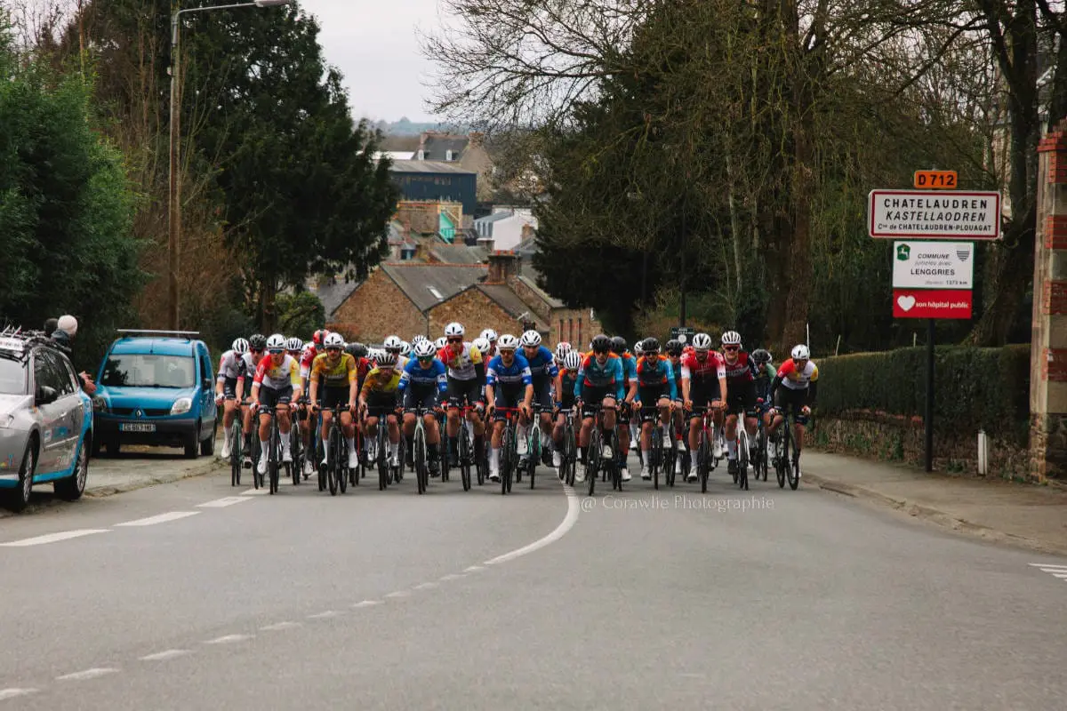 Photo d'un peloton cours l'Etoile