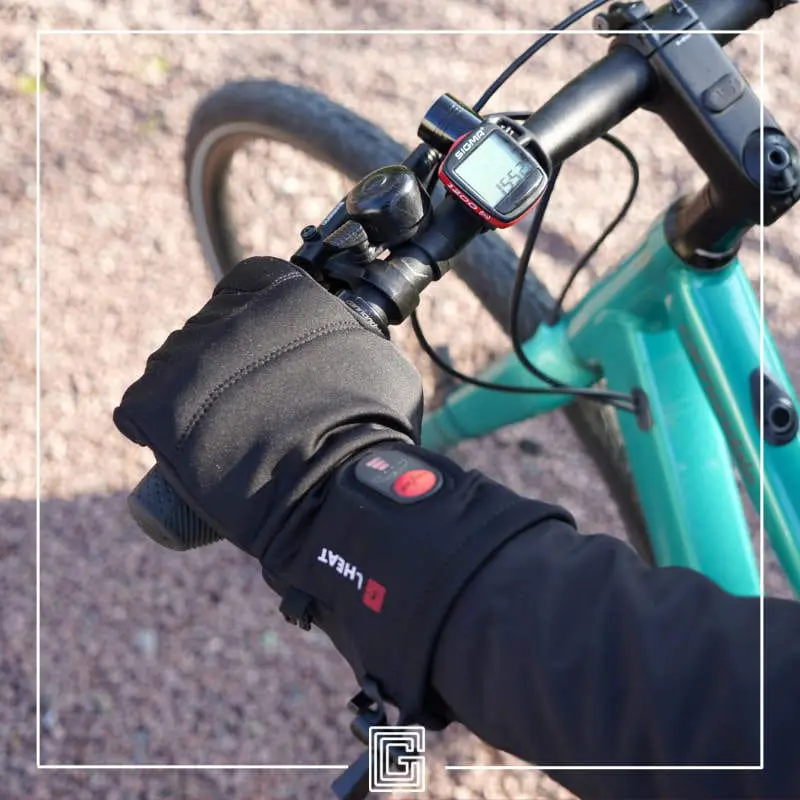Cycliste utilisant les gants chauffants G-Heat