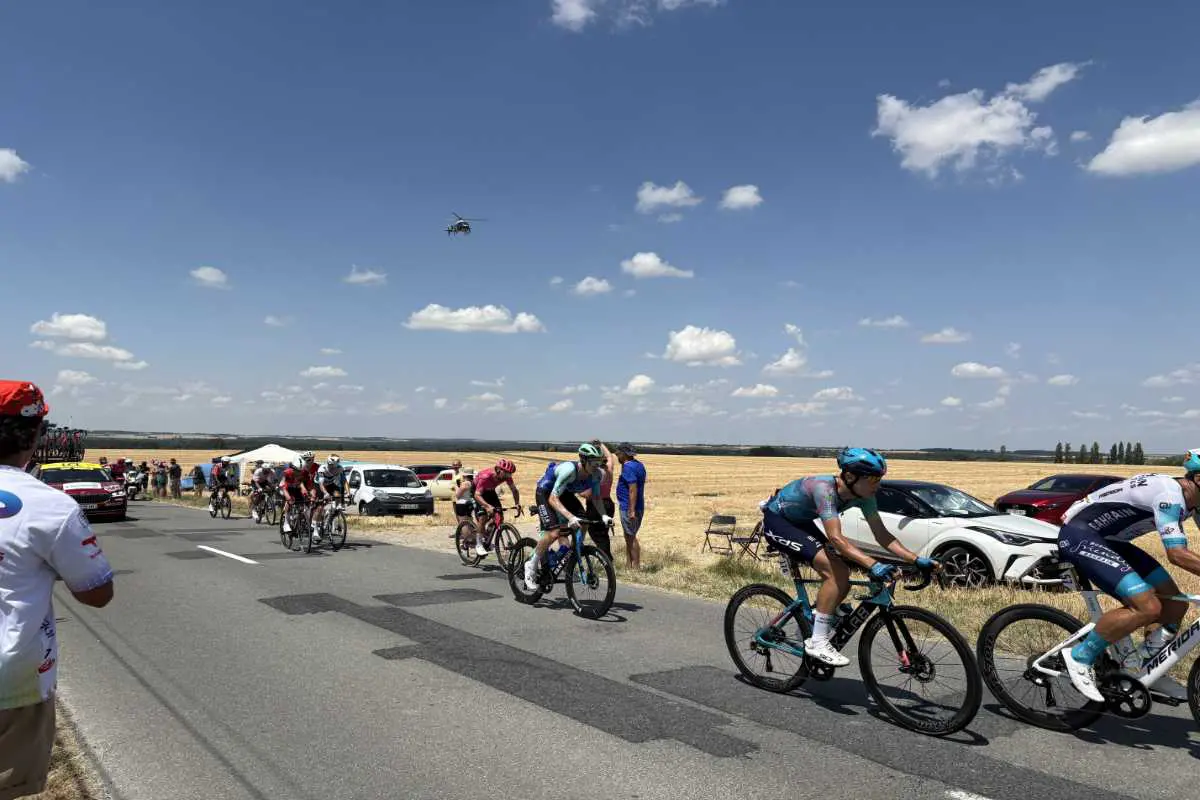 Coureurs cylistes lors du Tour de Franche 2025 à Orches