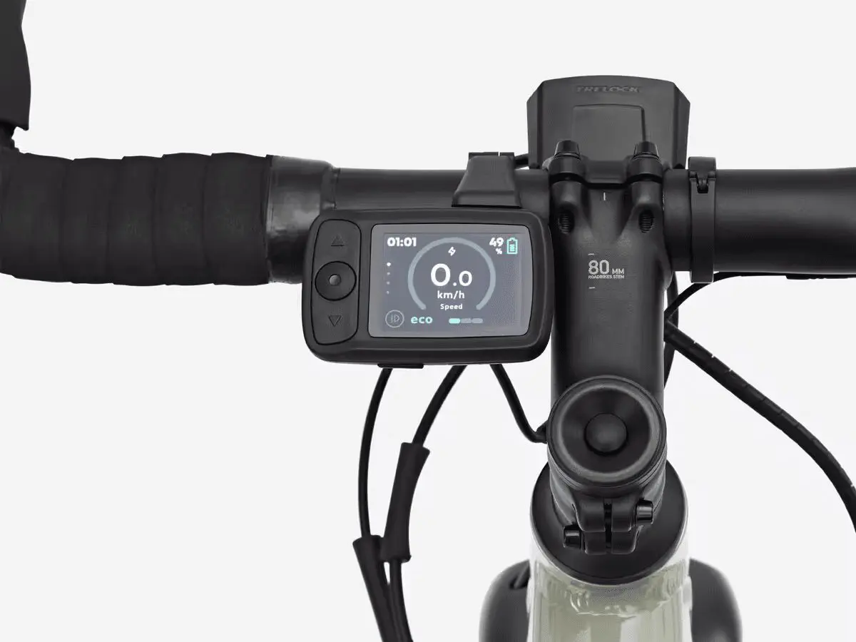 Écran couleur Ergo 920 TFT du Van Rysel E-GRVL AF Discover affichant la vitesse, le niveau d’assistance et l’autonomie.