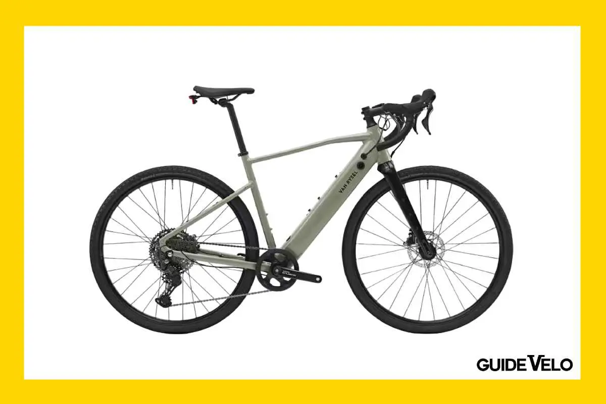 Vélo gravel électrique Decathlon Van Rysel E-GRVL AF Discover coloris kaki, vu de profil sur fond neutre.