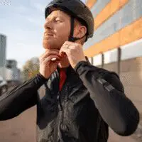 Cycliste détachant le casque vélo Sena S1