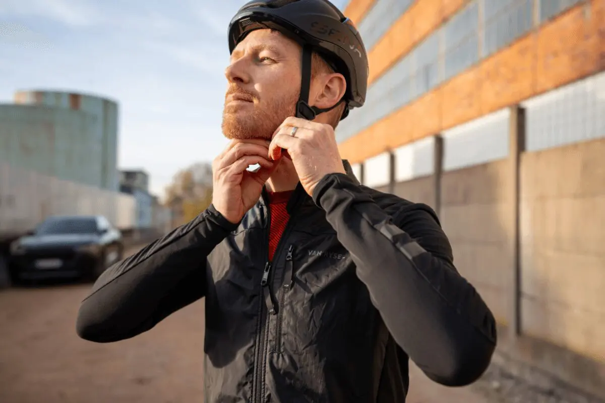 Cycliste détachant le casque vélo Sena S1