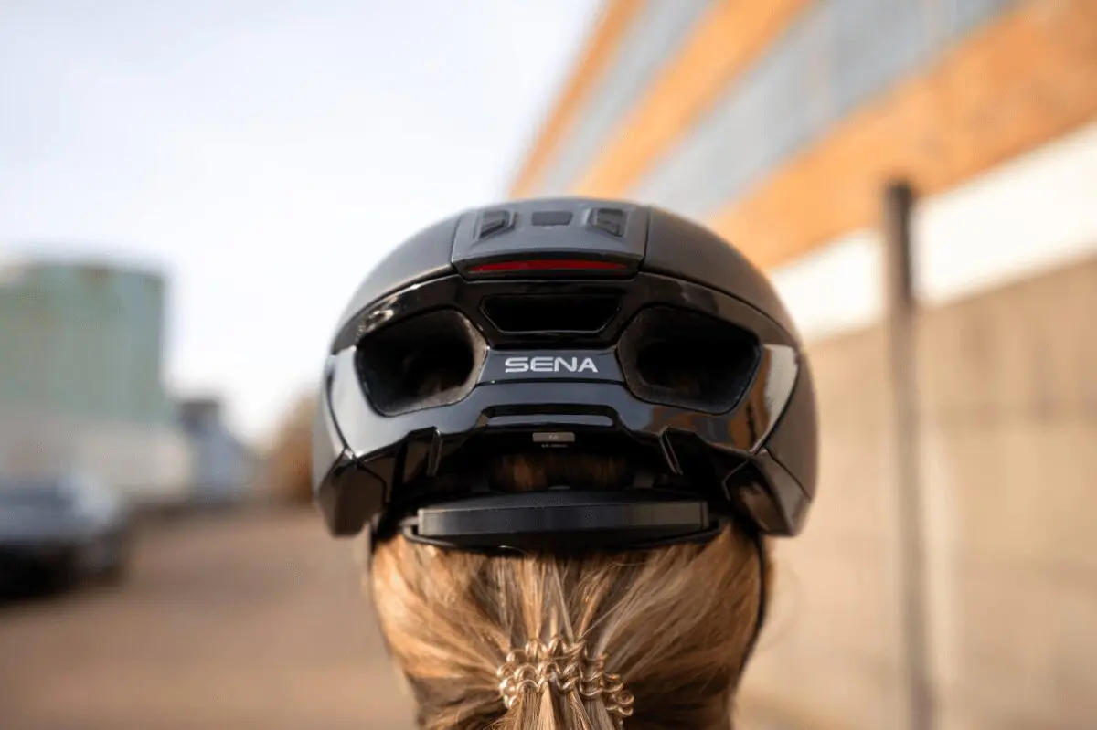 Arrière du Casque vélo Sena S1 avec feu intégré et boutons de commandes