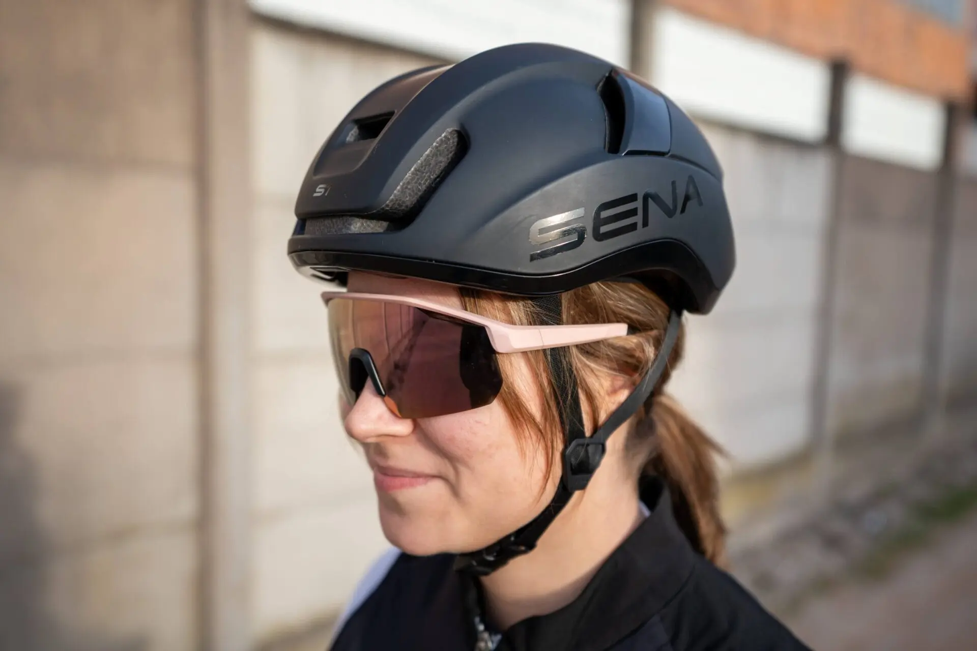 Femme cycliste portant le casque vélo Sena S1