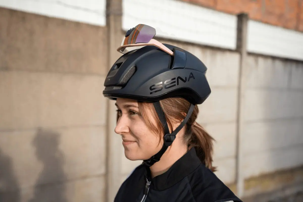 Cycliste femme dont les branches de lunettes sont dans le casque Sena S1