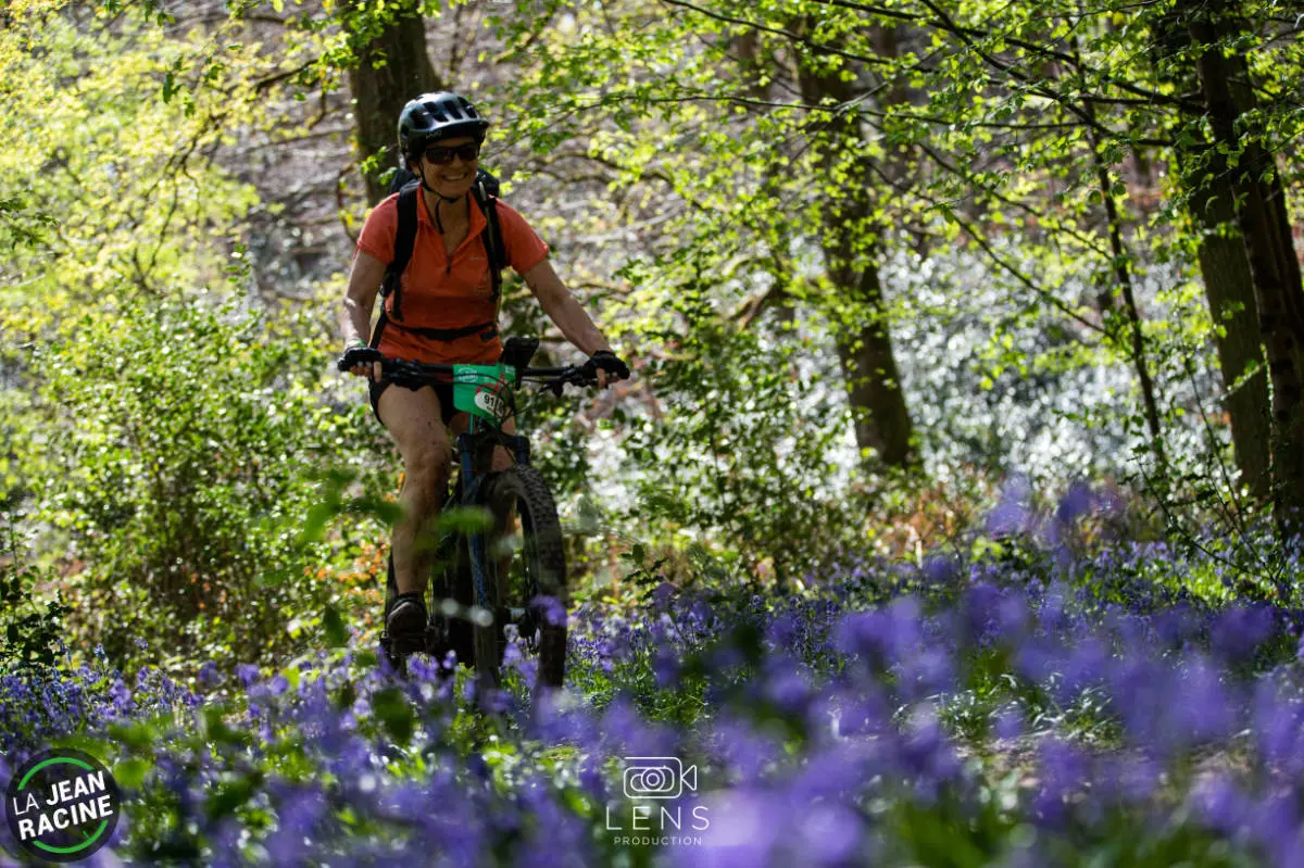 Femme en VTT dans la nature