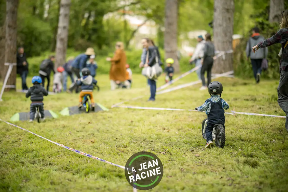 Enfants sur des draisiennes