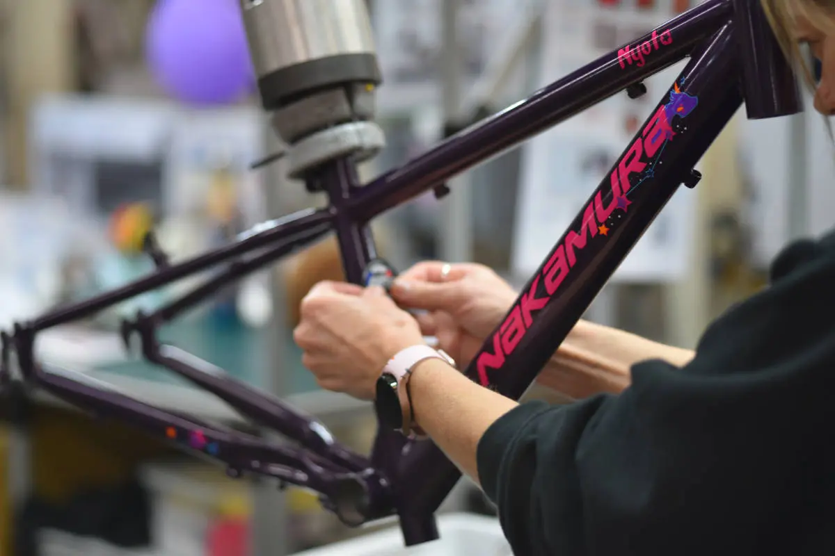 Décoration à la main d'un cadre de vélo Nakamura Nyota