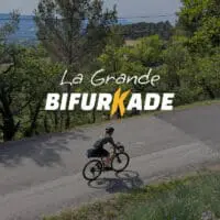 Femme cycliste en bikepacking au coeur des Vosges sur un sentier gravel