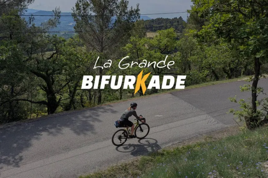 Femme cycliste en bikepacking au coeur des Vosges sur un sentier gravel