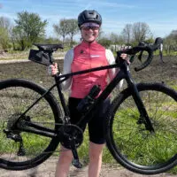 Femme cycliste avec vélo gravel