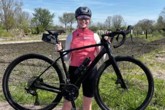 Femme cycliste avec vélo gravel