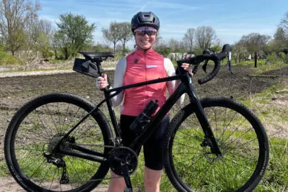 Femme cycliste avec vélo gravel
