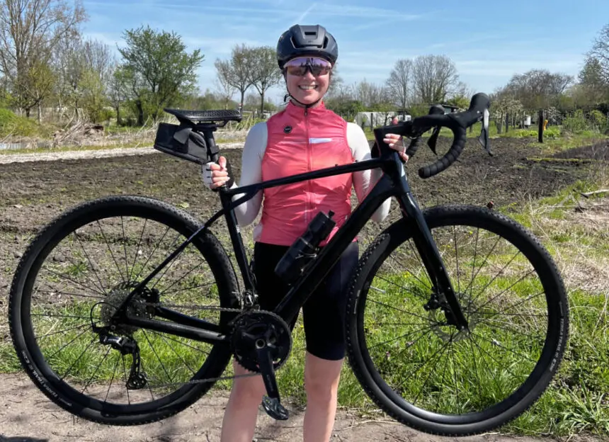 Femme cycliste avec vélo gravel