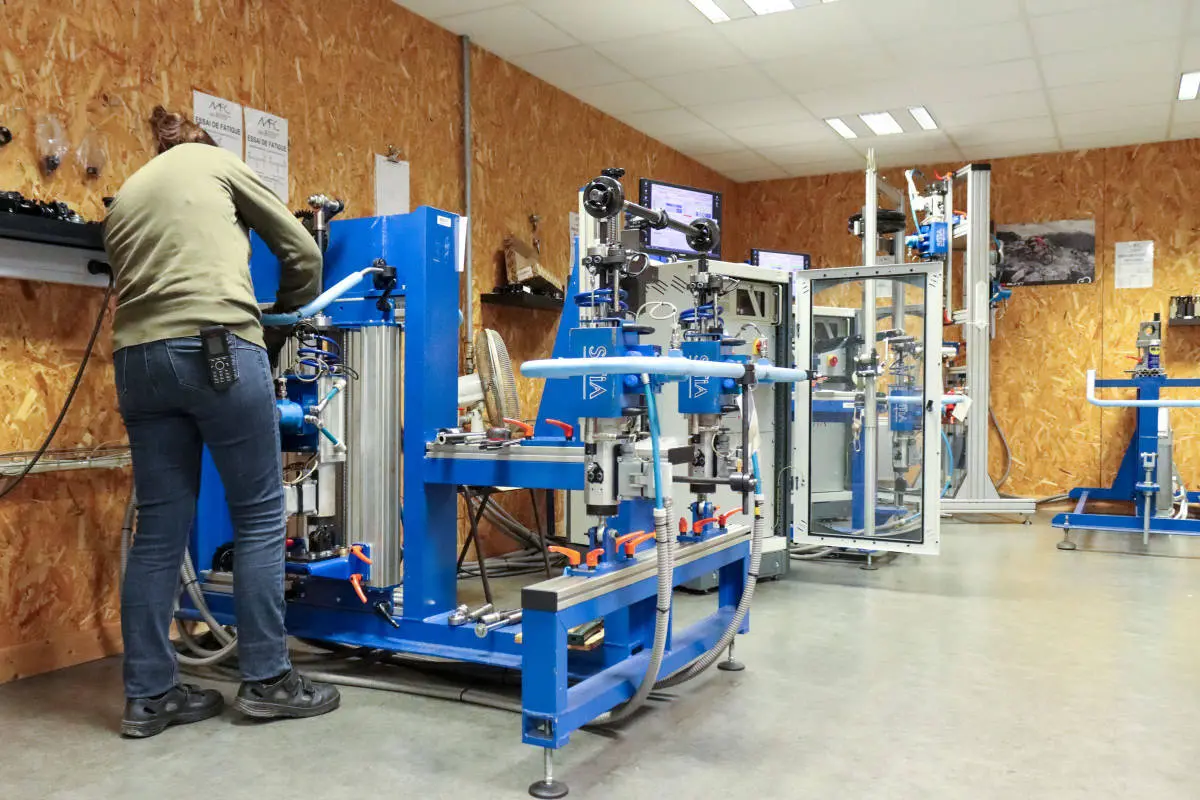 Laboratoire d'essais à la Manufacture Française du Cycle