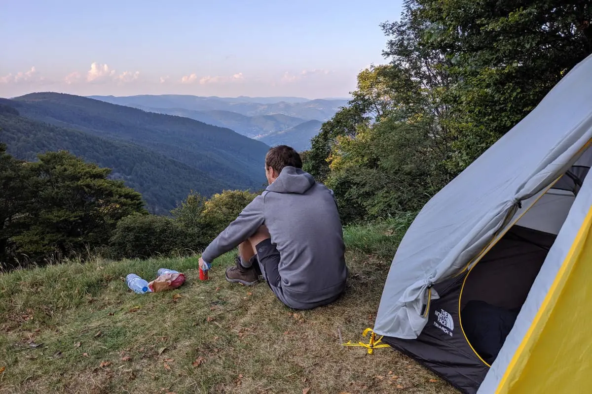 Cycliste qui campe au dessus des Vosges