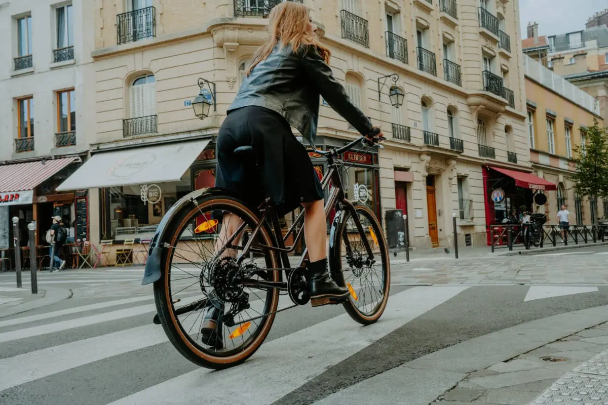 Femme cycliste dans les rues de Paris