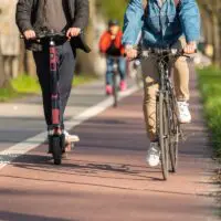 trottinette et vélo électrique sur une piste cyclable