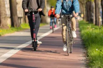 trottinette et vélo électrique sur une piste cyclable