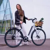 Femme tenant le VAE Ellipse E2 ST