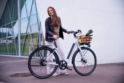 Femme tenant le VAE Ellipse E2 ST