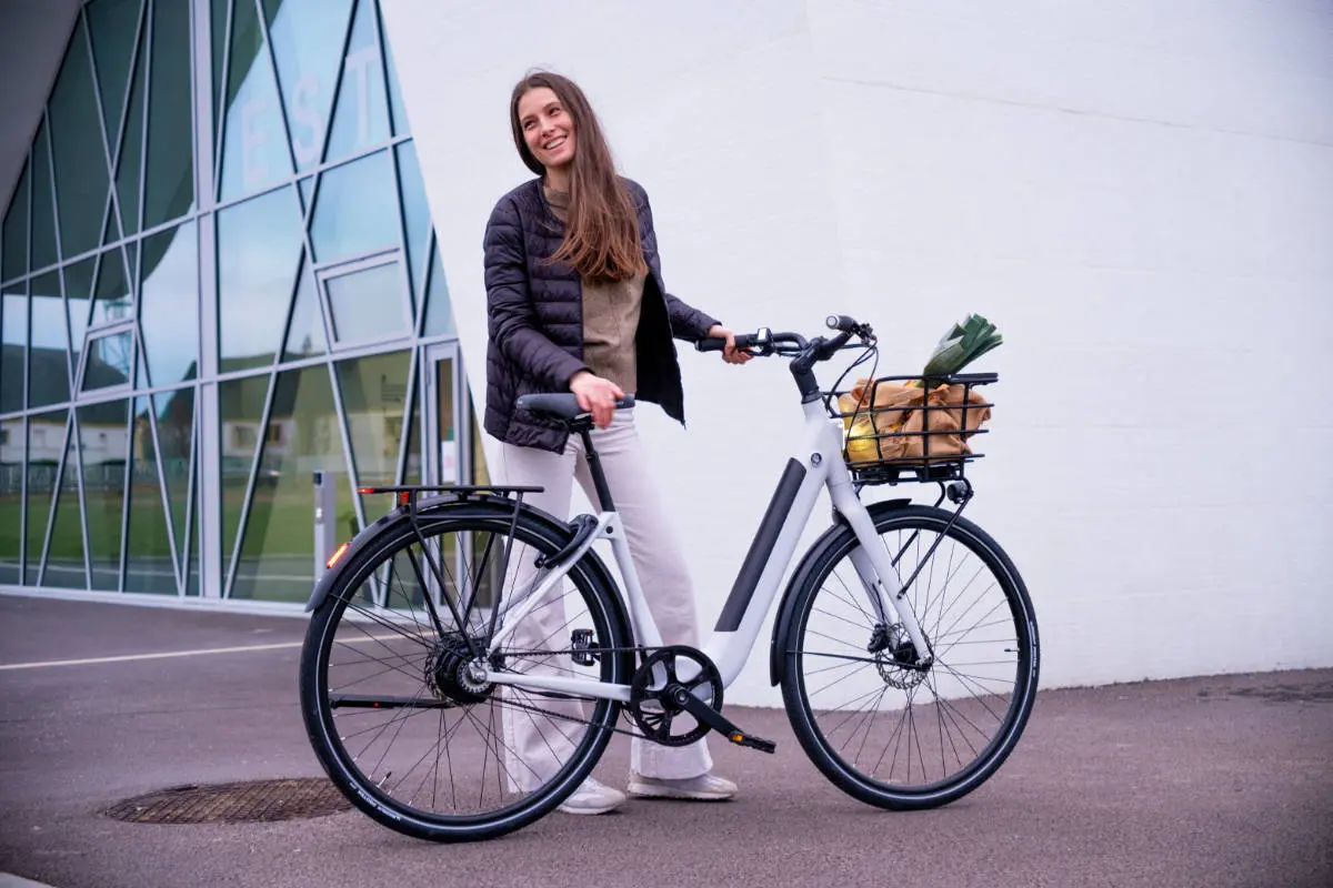 Femme tenant le VAE Ellipse E2 ST