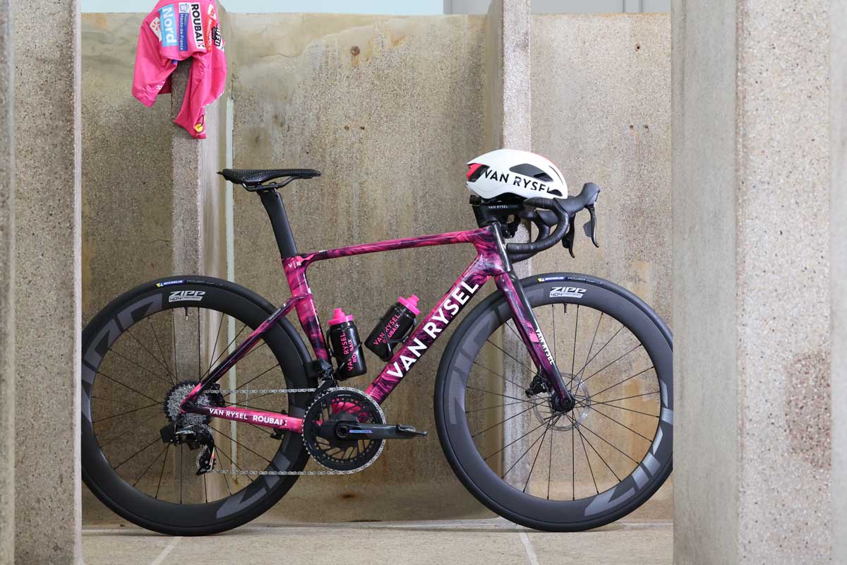 Van Riel Velo Van Rysel célèbre Roubaix avec un kit et un vélo uniques pour 2025 ...