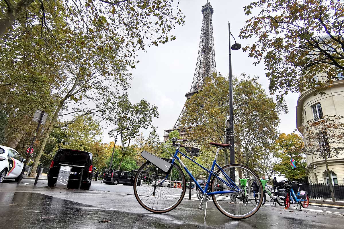 clip bike devant la tour eiffel