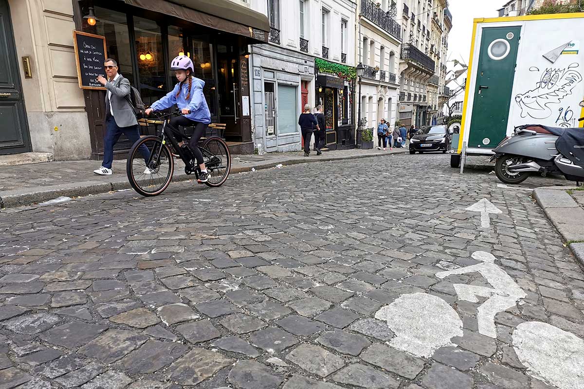 vélo électrique woom dans Montmartre